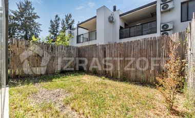 Duplex de tres dormitorios y jardín en Cañada Village I