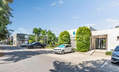 Duplex de tres dormitorios y jardín en Cañada Village I