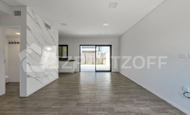 Duplex de tres dormitorios y jardín en Cañada Village I