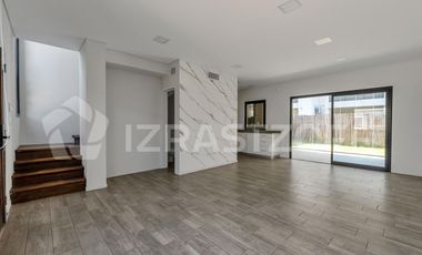 Duplex de tres dormitorios y jardín en Cañada Village I