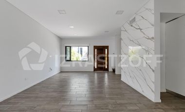 Duplex de tres dormitorios y jardín en Cañada Village I