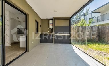 Duplex de tres dormitorios y jardín en Cañada Village I