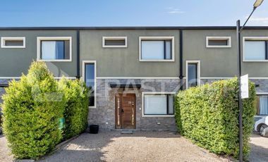 Duplex de tres dormitorios y jardín en Cañada Village I