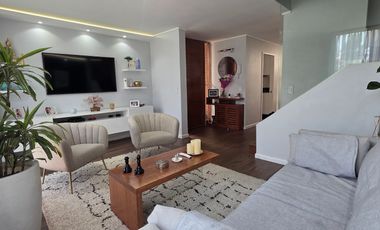 MODERNA CASA 3 PISOS REMODELADA EN LA FLORIDA