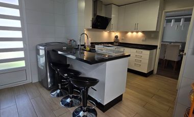 MODERNA CASA 3 PISOS REMODELADA EN LA FLORIDA