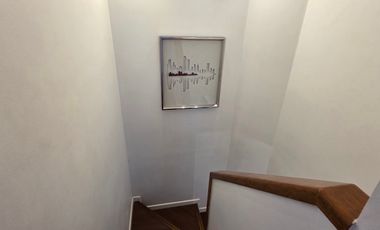 MODERNA CASA 3 PISOS REMODELADA EN LA FLORIDA