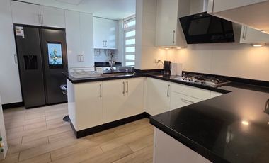 MODERNA CASA 3 PISOS REMODELADA EN LA FLORIDA