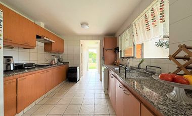 Venta de preciosa casa de 3 ó 4 dormitorios en Los Andes, Condominio, 11.500 UF.