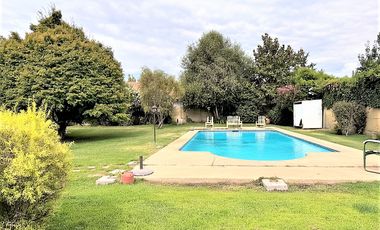 Venta de preciosa casa de 3 ó 4 dormitorios en Los Andes, Condominio, 11.500 UF.