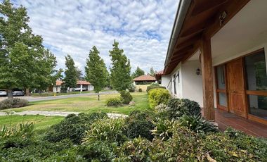 Venta de preciosa casa de 3 ó 4 dormitorios en Los Andes, Condominio, 11.500 UF.