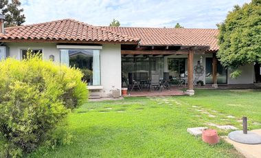Venta de preciosa casa de 3 ó 4 dormitorios en Los Andes, Condominio, 11.500 UF.