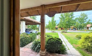Venta de preciosa casa de 3 ó 4 dormitorios en Los Andes, Condominio, 11.500 UF.
