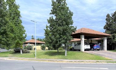 Venta de preciosa casa de 3 ó 4 dormitorios en Los Andes, Condominio, 11.500 UF.