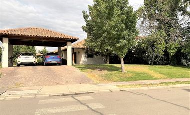 Venta de preciosa casa de 3 ó 4 dormitorios en Los Andes, Condominio, 11.500 UF.