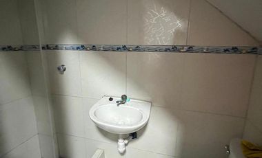 Casa de 3 pisos dentro de un condominio seguro