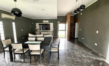 Casa 2 dormitorios, cochera,quincho y pileta en Punta Chacra Roldan