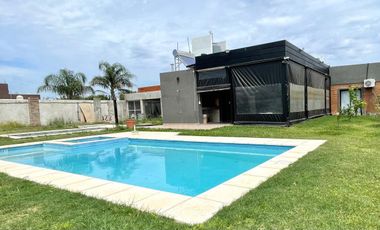 Casa 2 dormitorios, cochera,quincho y pileta en Punta Chacra Roldan
