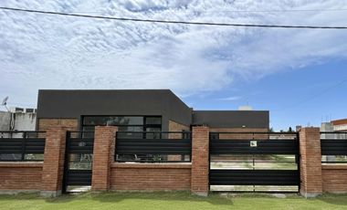 Casa 2 dormitorios, cochera,quincho y pileta en Punta Chacra Roldan