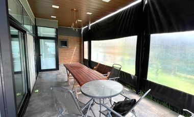 Casa 2 dormitorios, cochera,quincho y pileta en Punta Chacra Roldan