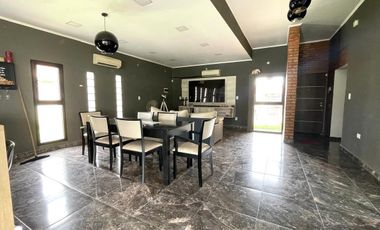 Casa 2 dormitorios, cochera,quincho y pileta en Punta Chacra Roldan