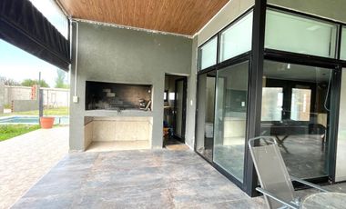 Casa 2 dormitorios, cochera,quincho y pileta en Punta Chacra Roldan