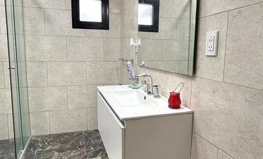 Casa 2 dormitorios, cochera,quincho y pileta en Punta Chacra Roldan