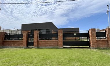 Casa 2 dormitorios, cochera,quincho y pileta en Punta Chacra Roldan