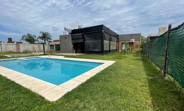 Casa 2 dormitorios, cochera,quincho y pileta en Punta Chacra Roldan