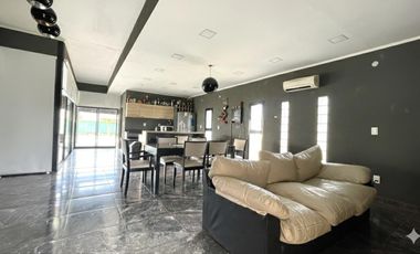 Casa 2 dormitorios, cochera,quincho y pileta en Punta Chacra Roldan