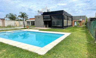 Casa 2 dormitorios, cochera,quincho y pileta en Punta Chacra Roldan