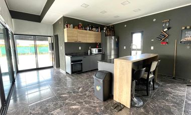 Casa 2 dormitorios, cochera,quincho y pileta en Punta Chacra Roldan