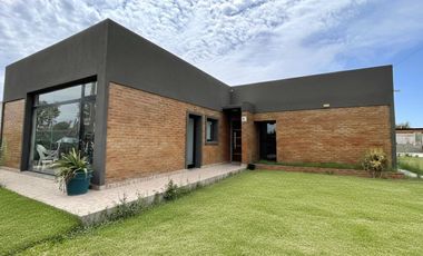 Casa 2 dormitorios, cochera,quincho y pileta en Punta Chacra Roldan