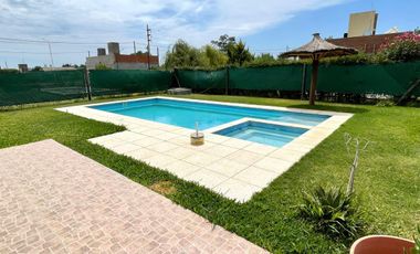 Casa 2 dormitorios, cochera,quincho y pileta en Punta Chacra Roldan