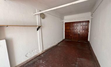 Casa de tres dormitorios con patio y cochera en alquiler  - La Plata