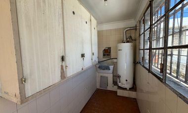 Casa de tres dormitorios con patio y cochera en alquiler  - La Plata