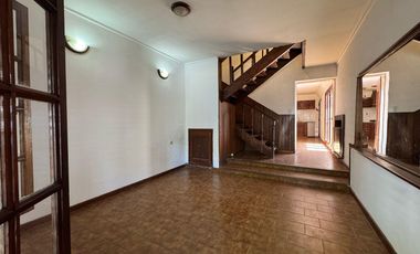 Casa de tres dormitorios con patio y cochera en alquiler  - La Plata