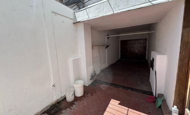 Casa de tres dormitorios con patio y cochera en alquiler  - La Plata