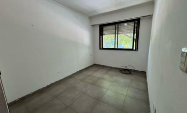 Casa de tres dormitorios con patio y cochera en alquiler  - La Plata