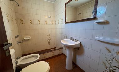 Casa de tres dormitorios con patio y cochera en alquiler  - La Plata