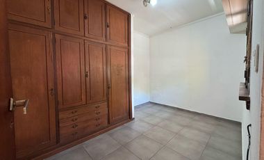 Casa de tres dormitorios con patio y cochera en alquiler  - La Plata