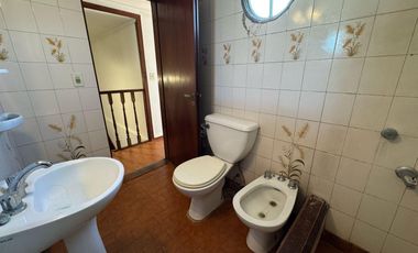 Casa de tres dormitorios con patio y cochera en alquiler  - La Plata