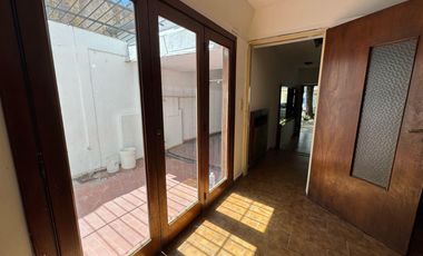 Casa de tres dormitorios con patio y cochera en alquiler  - La Plata