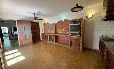 Casa de tres dormitorios con patio y cochera en alquiler  - La Plata