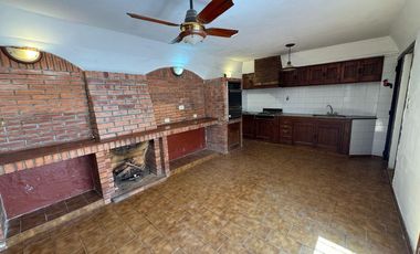 Casa de tres dormitorios con patio y cochera en alquiler  - La Plata