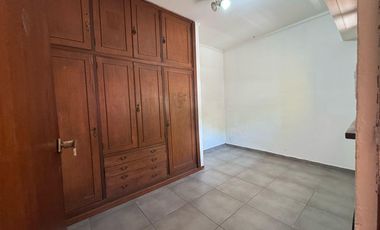 Casa de tres dormitorios con patio y cochera en alquiler  - La Plata