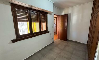 Casa de tres dormitorios con patio y cochera en alquiler  - La Plata