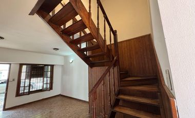 Casa de tres dormitorios con patio y cochera en alquiler  - La Plata