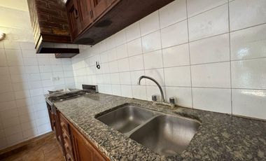 Casa de tres dormitorios con patio y cochera en alquiler  - La Plata
