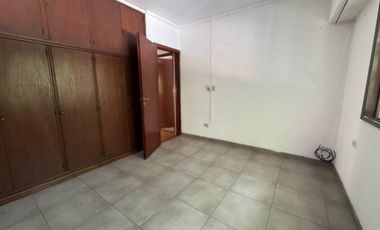 Casa de tres dormitorios con patio y cochera en alquiler  - La Plata