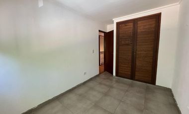 Casa de tres dormitorios con patio y cochera en alquiler  - La Plata